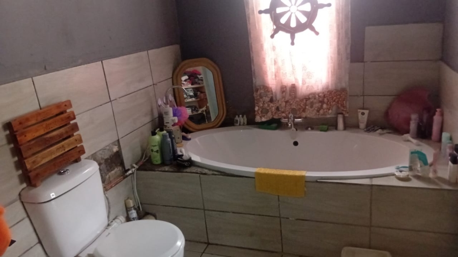 4 Bedroom Property for Sale in Roodewal Free State